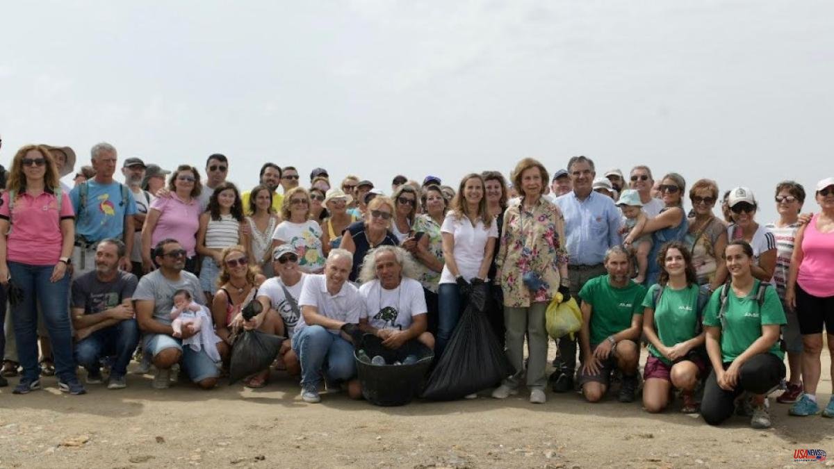 Queen Sofía reaffirms her environmental commitment by participating in the campaign against garbage