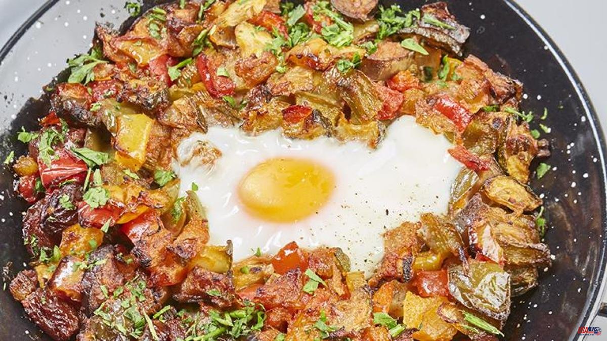Vegetable ratatouille with baked egg, a healthy and complete recipe
