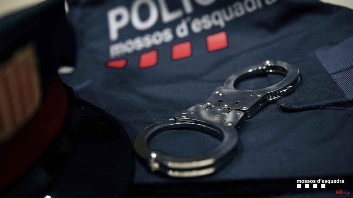 Two teenagers arrested for robbing a mobile store in Santa Coloma de Gramenet