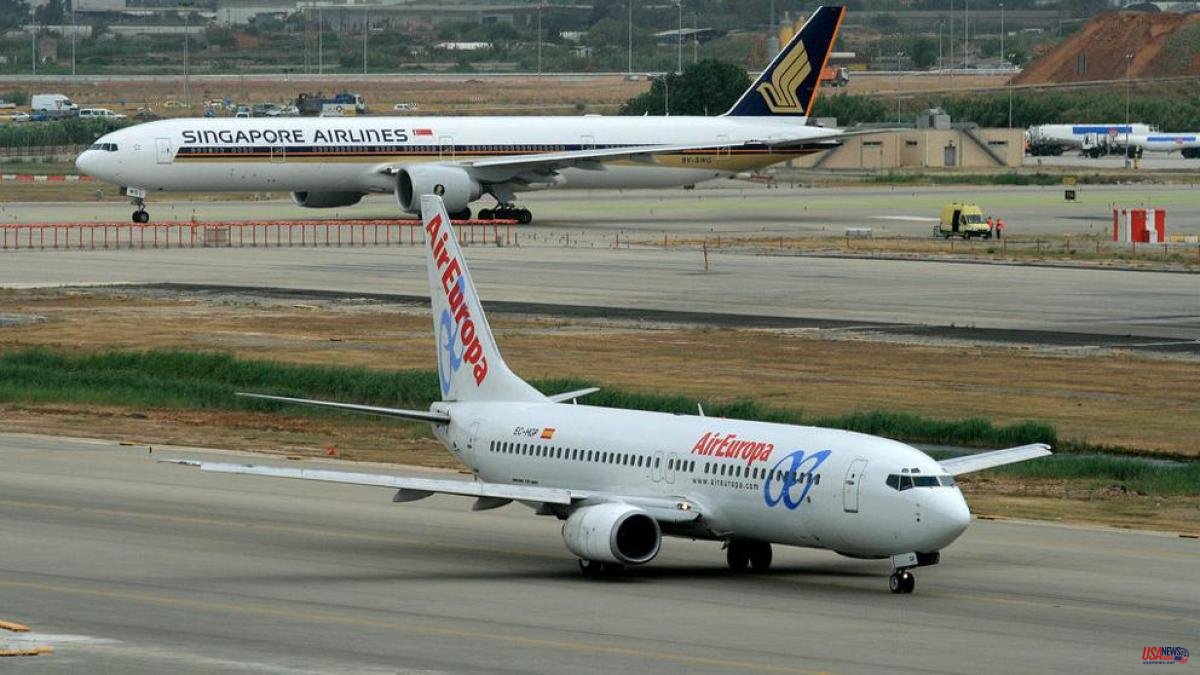 Two planes collide on the runway at Palma airport without causing any injuries or damage.