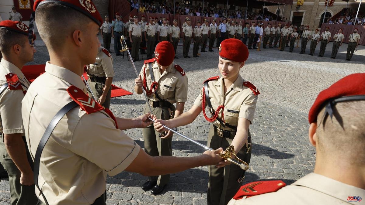 The Borbón cadet lady receives the officer's saber
