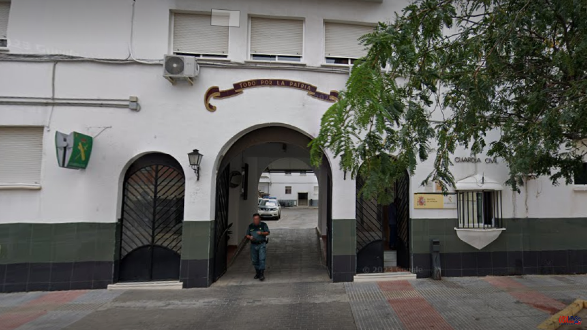 He attacks nine Civil Guard agents after being reported for mistreatment in Chiclana