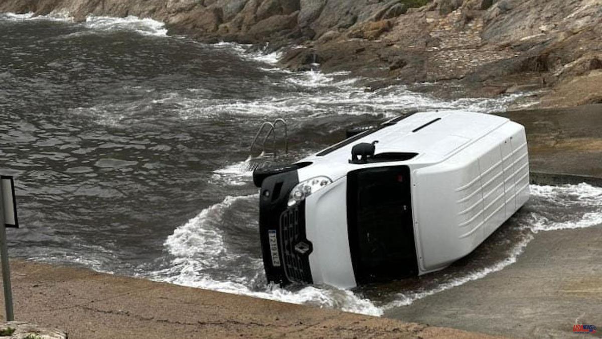 A van appears loaded with drugs and half overturned in a cove in Begur