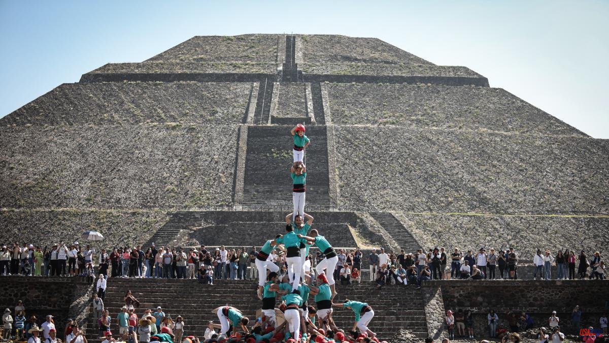 Castells, next to the pyramids of Teotihuacán