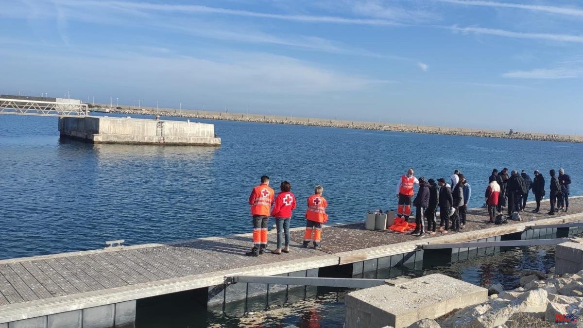 They rescue about 40 people aboard boats on the coast of Alicante