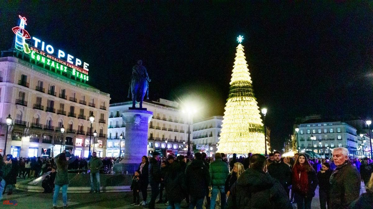 Madrid turns on the lights and Puerta de Sol is flooded with visitors the first weekend