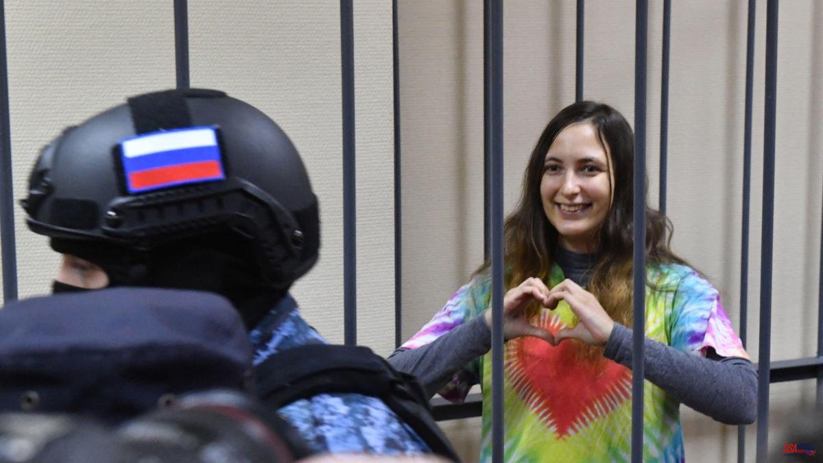 Seven years in prison for the Russian artist who put anti-war messages in a supermarket