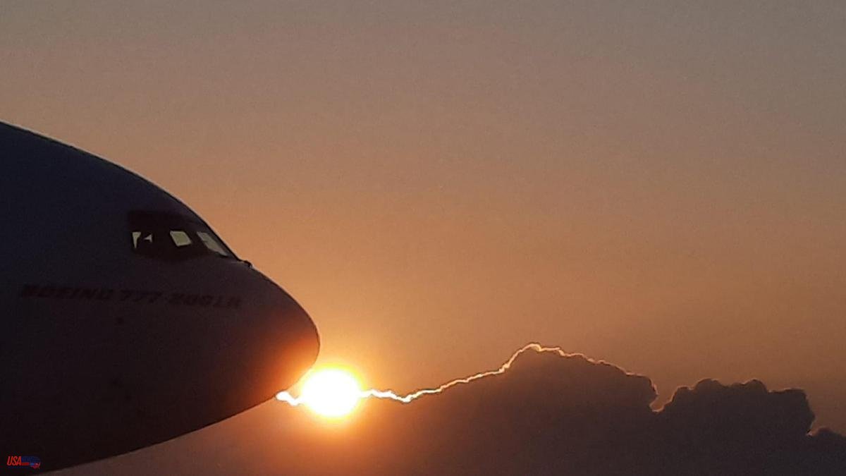 The plane in love with the sun