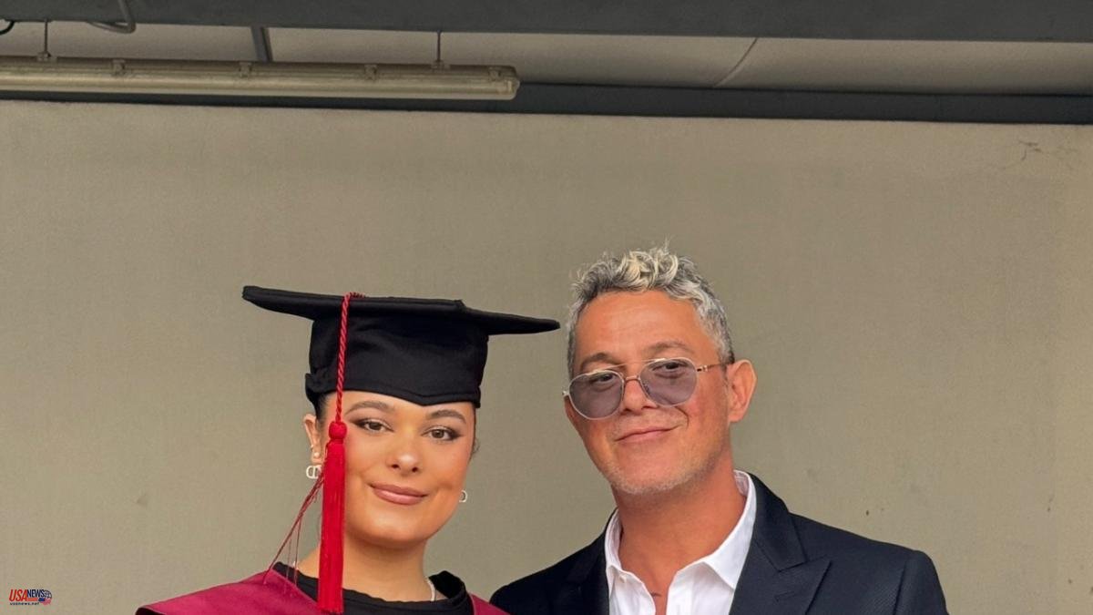 Alejandro Sanz travels thousands of kilometers to surprise his daughter on her graduation day: ''My prize, your happiness''