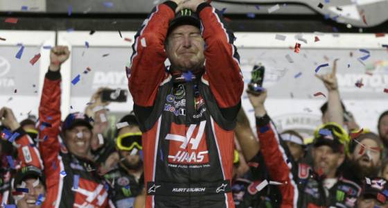 Kurt Busch wins wreck-heavy Daytona 500