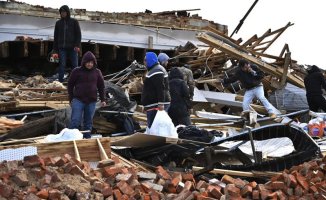 After devastating tornadoes, crews look for missing persons