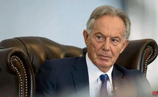 Blair promotes a new center party in the midst of British chaos