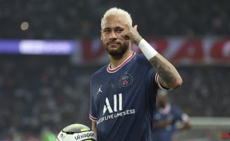 Neymar flies over Barça's future plans again