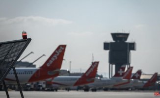 Lack of airport workers forces airlines to cut flights