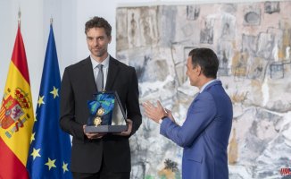 Pedro Sánchez delivers the Grand Cross of the Royal Order of Sports Merit to Pau Gasol