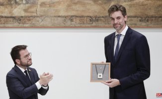 Pau Gasol receives the Creu de Sant Jordi from the Generalitat