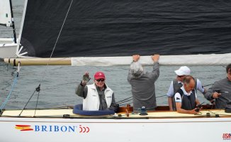 King Juan Carlos encourages his companions in the Sanxenxo regattas