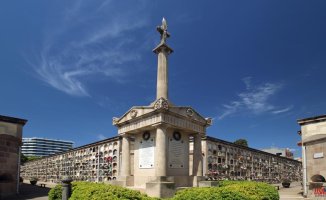 What monument in Barcelona honors the victims of the yellow fever of 1821?