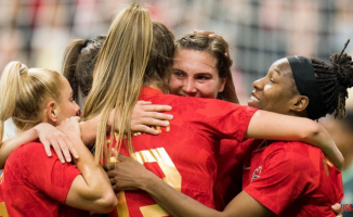 Canadian soccer players strike in solidarity with the women's team