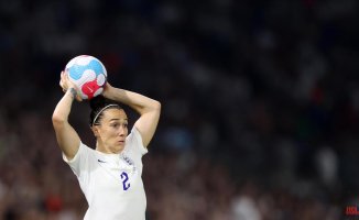Lucy Bronze: "It's not easy to play against a winger who defends as well as Rolfö"