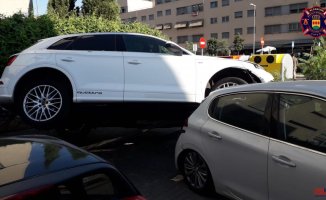 Surreal accident in Alcorcón: a car ends up on top of another
