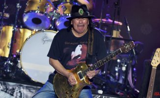 Carlos Santana faints in full concert in Michigan and has to be removed on a stretcher