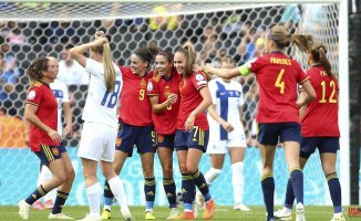Spain recovers from nerves and adds its first win against Finland