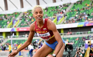 Sifan Hassan falls off the 10,000 podium