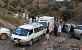 At least 19 dead and 14 injured when a bus falls into a ravine in Pakistan