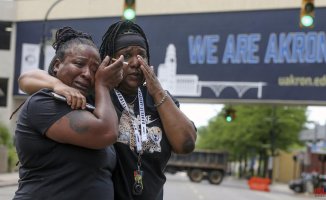 Eight police officers shoot dozens of times and kill an unarmed black youth in Ohio