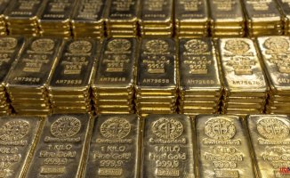 Switzerland joins EU sanctions and bans importing gold from Russia