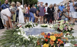 Cambrils pays tribute normally to the victims of the jihadist attack