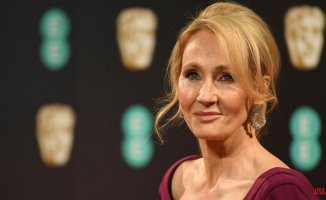 J.K. Rowling receives death threat after tweeting about attack on Rushdie