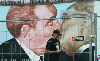 Dmitri Vrúbel, author of the famous graffiti of the kiss between Brezhnev and Honecker, dies