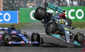 Alonso calls Hamilton an “idiot” after a crash that forced the Briton to retire