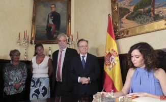 Ayuso decorates agents of the National Police and the Civil Guard in Ceuta