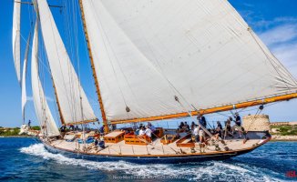 The Tramuntana unfolds the classic sail in Mahón