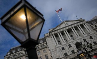 The Bank of England intervenes with the purchase of bonds to stop the fall of the pound