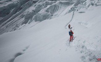 An avalanche reaches thirteen people in the Manaslu