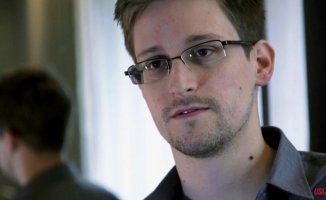 Putin grants citizenship to former CIA analyst and fugitive Edward Snowden