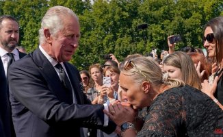 "God save the King": a crowd greets Charles III on his arrival at Buckingham