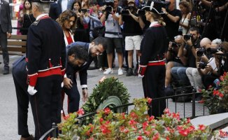The floral offering to the Rafael Casanova monument, in images