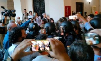 Hundreds of people try to prevent a conference by Macarena Olona in Granada