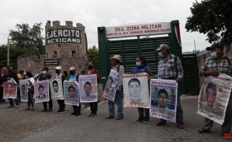 Mexico arrests a general for the massacre of 43 students in Ayotzinapa