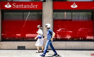 Banco Santander investigates the visit of a group of workers to a strip club