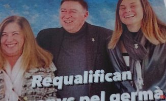 They are investigating the authorship of posters that accuse the mayor of Sant Vicenç de Montalt of fraud