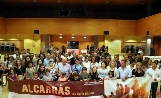 The Alcarràs team celebrates with the residents of the town the choice of the film for the Oscars