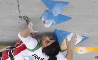 Iranian climber Elnaz Rekabi arrives in Tehran and insists she did not want to compete without a hijab