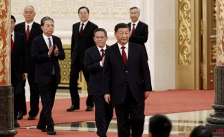 Xi Jinping is crowned surrounded by new faces in the leadership of the CCP