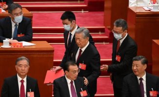 Former President Hu Jintao Escorted Out of CCP Congress in Apparent Purge